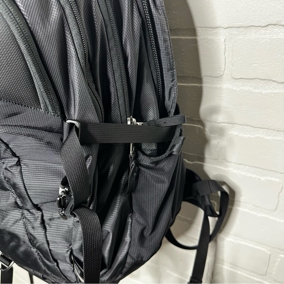 THULE En Route Escort 2 15" Backpack - Picture 9 of 14